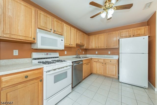 38 Chanda Ct, Clifton City, NJ 07012