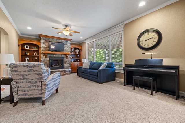 160 62nd Street, West Des Moines, IA 50266