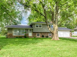 10210 Sunridge Drive, Naperville, IL 60564