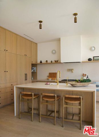 7841 Stewart Avenue, Los Angeles, CA 90045