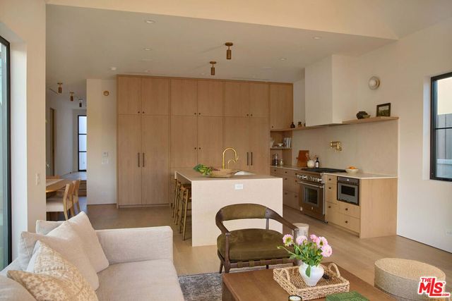 7841 Stewart Avenue, Los Angeles, CA 90045