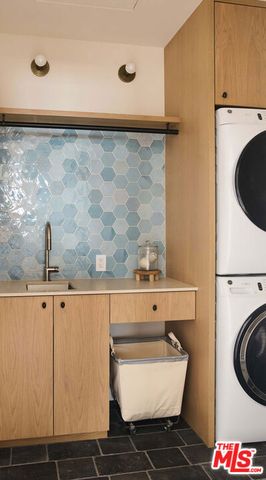 7841 Stewart Avenue, Los Angeles, CA 90045