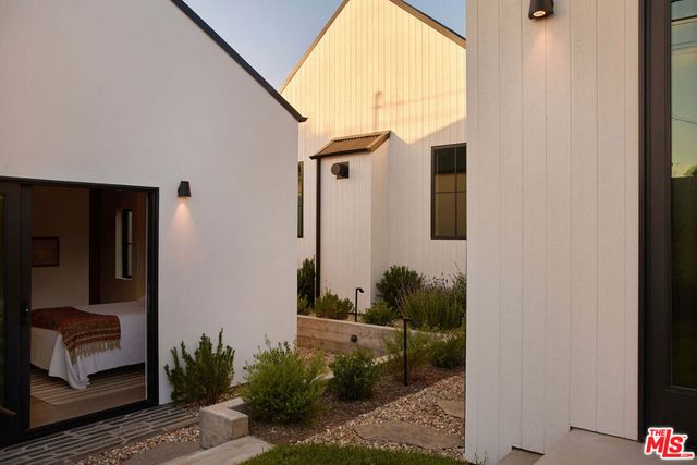 7841 Stewart Avenue, Los Angeles, CA 90045