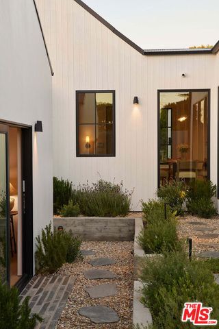 7841 Stewart Avenue, Los Angeles, CA 90045