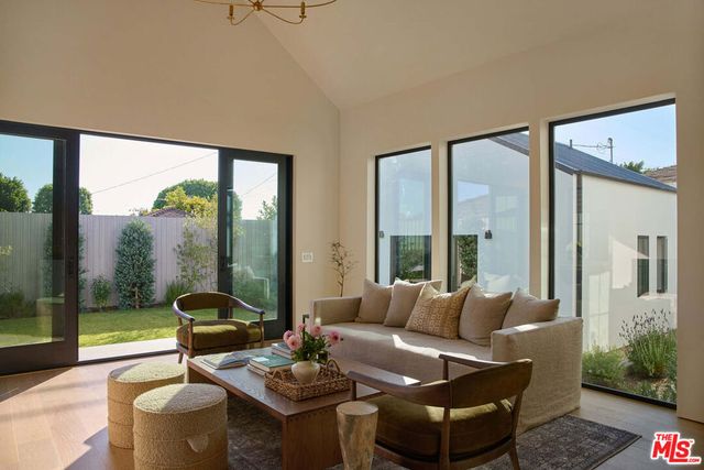 7841 Stewart Avenue, Los Angeles, CA 90045