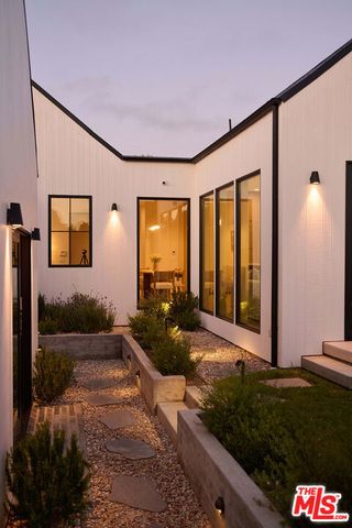 7841 Stewart Avenue, Los Angeles, CA 90045