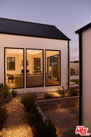 7841 Stewart Avenue, Los Angeles, CA 90045