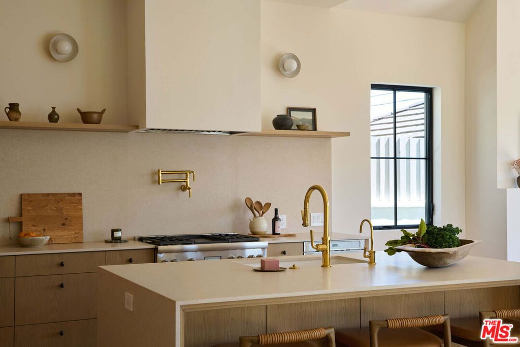 Image 10 of property listing at 7841 Stewart Avenue, Los Angeles, CA 90045