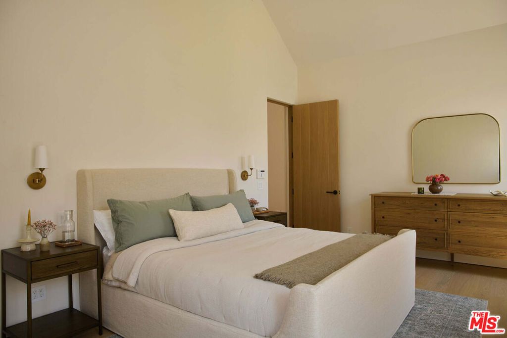 Image 19 of property listing at 7841 Stewart Avenue, Los Angeles, CA 90045