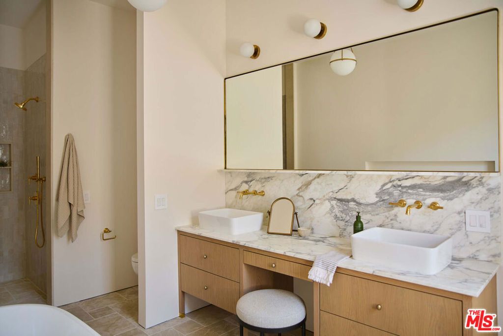 Image 22 of property listing at 7841 Stewart Avenue, Los Angeles, CA 90045