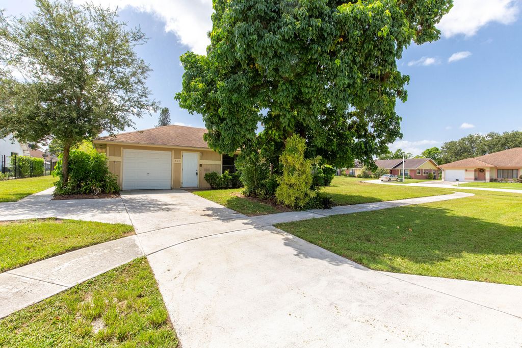 815 Peppertree Court, Wellington, FL 33414