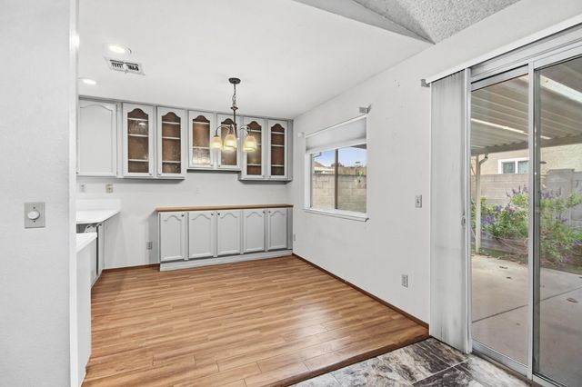 7325 Sunsilver Ln, Sacramento, CA 95828