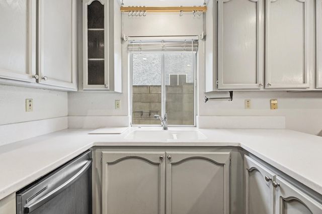 7325 Sunsilver Ln, Sacramento, CA 95828