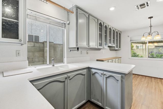 7325 Sunsilver Ln, Sacramento, CA 95828