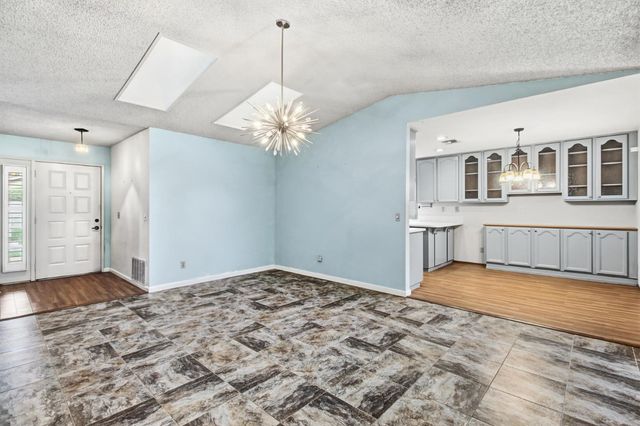 7325 Sunsilver Ln, Sacramento, CA 95828