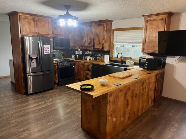 735 Sunset Street SW, Hutchinson, MN 55350