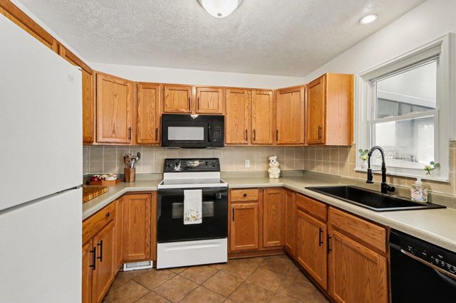 1527 Kingston Avenue, Kalamazoo, MI 49001