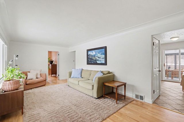 1527 Kingston Avenue, Kalamazoo, MI 49001