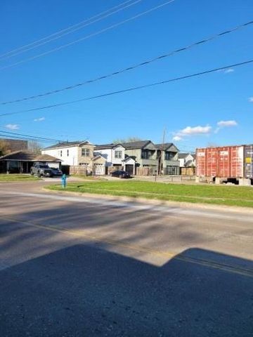 8013 N Main Street Street, Houston, TX 77022