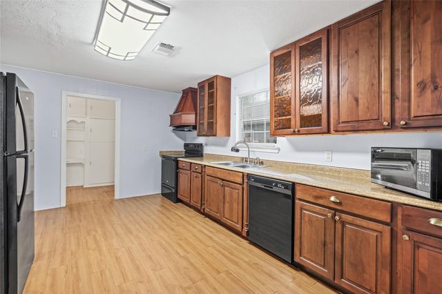 405 N College Street, Weimar, TX 78962