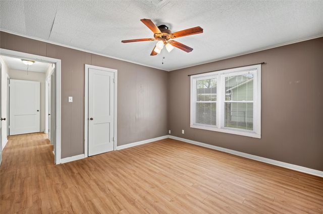 405 N College Street, Weimar, TX 78962