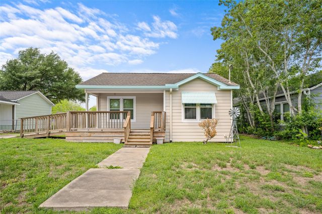 405 N College Street, Weimar, TX 78962