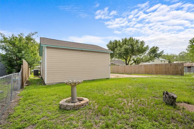 405 N College Street, Weimar, TX 78962