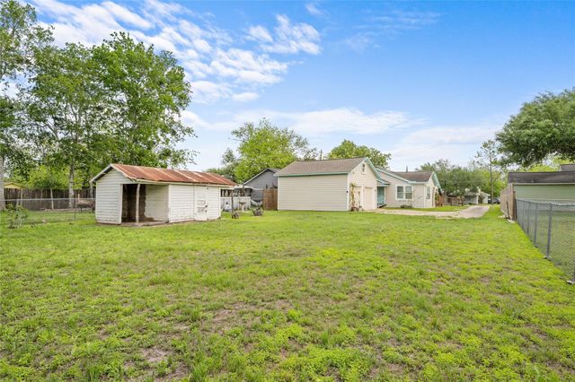 405 N College Street, Weimar, TX 78962