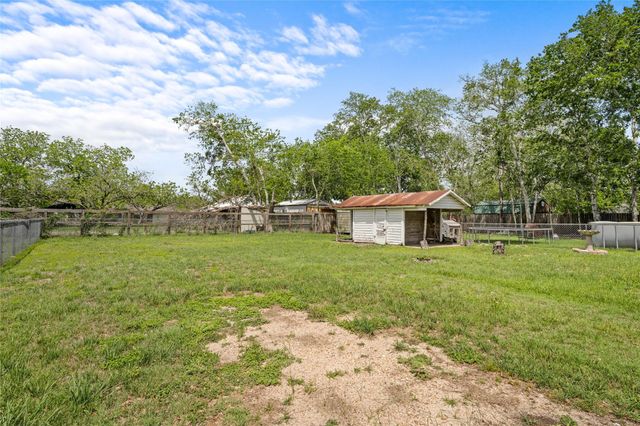 405 N College Street, Weimar, TX 78962