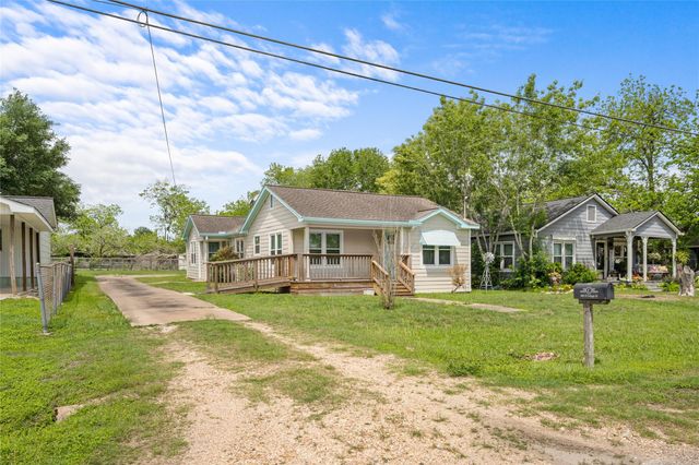 405 N College Street, Weimar, TX 78962