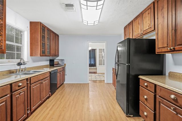 405 N College Street, Weimar, TX 78962