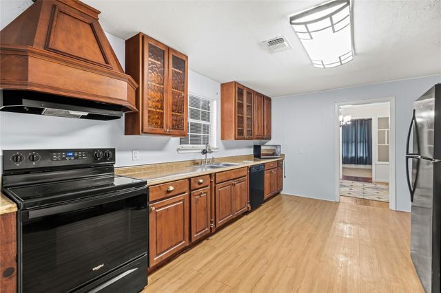 405 N College Street, Weimar, TX 78962