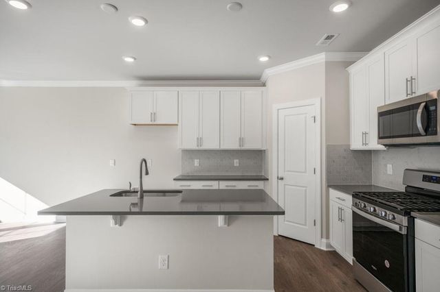 1666 Hallview Court, Kernersville, NC 27284