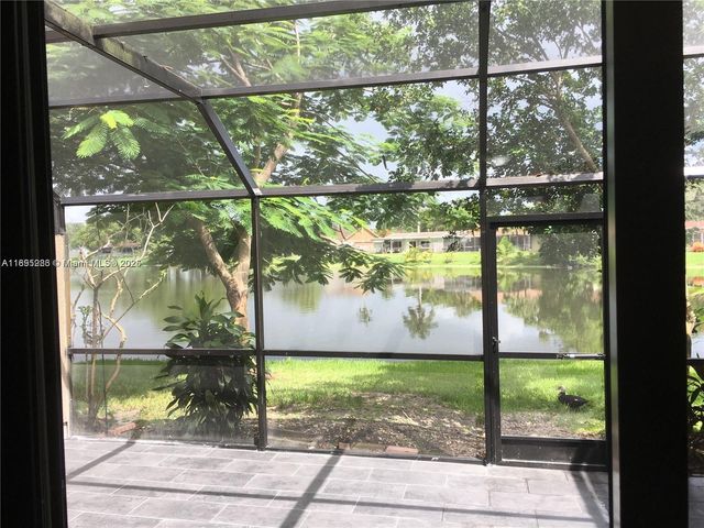 10951 N Lakeview Dr 10951, Pembroke Pines, FL 33026