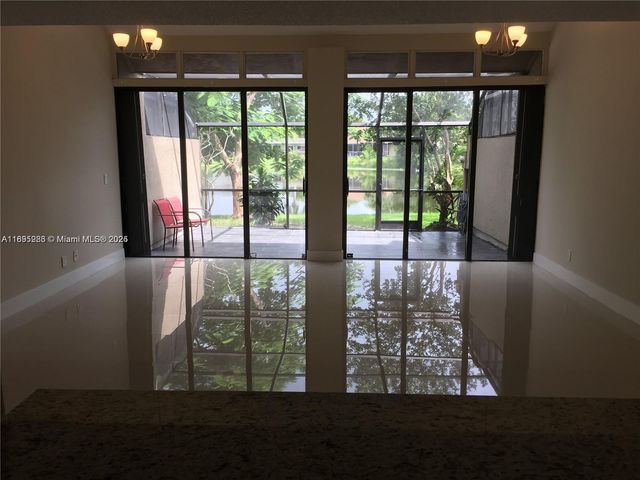 10951 N Lakeview Dr 10951, Pembroke Pines, FL 33026