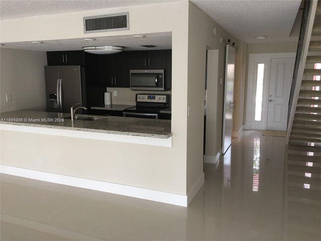 10951 N Lakeview Dr 10951, Pembroke Pines, FL 33026