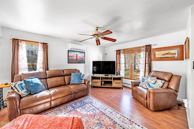 4 Wallingford Court, Moreau, NY 12831