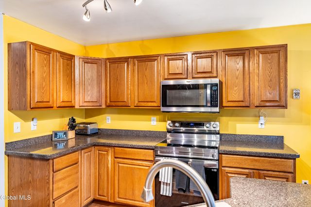 4 Wallingford Court, Moreau, NY 12831