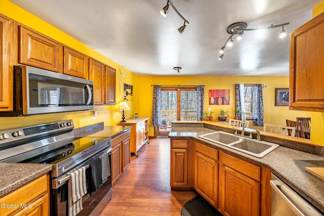 4 Wallingford Court, Moreau, NY 12831