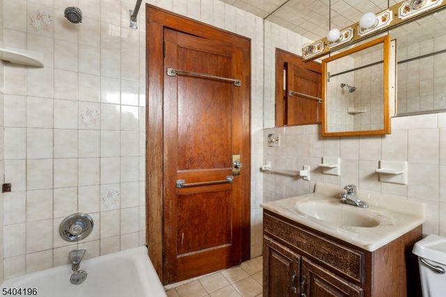 84 2nd Ave, Raritan Boro, NJ 08869