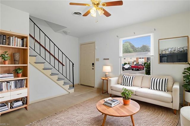 1526 Darren CIR, Portsmouth, VA 23701