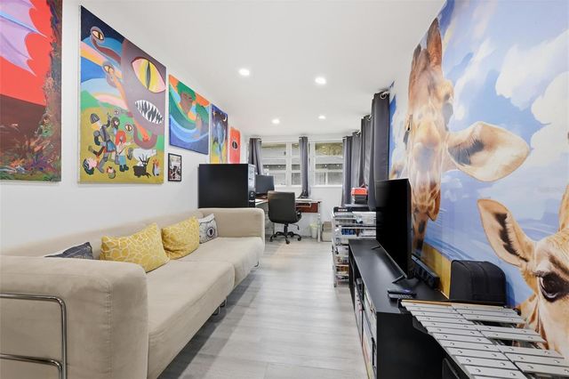 319 W UNIVERSITY AVENUE, Deland, FL 32720