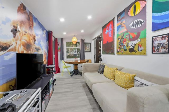 319 W UNIVERSITY AVENUE, Deland, FL 32720