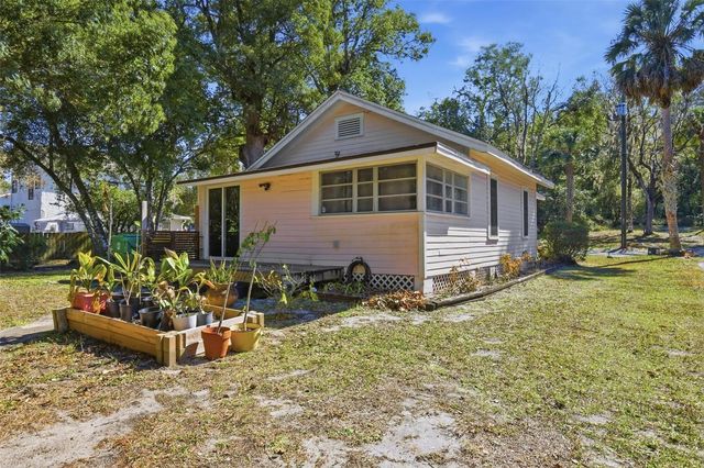319 W UNIVERSITY AVENUE, Deland, FL 32720