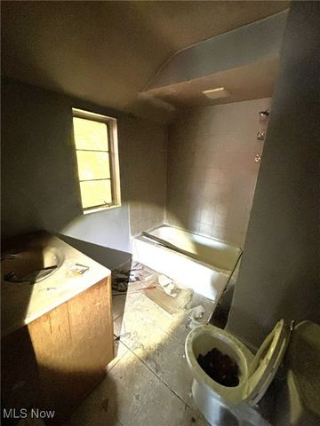 3957 Strandhill Road, Cleveland, OH 44118