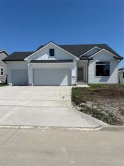 154 Crossroads Drive, Des Moines, IA 50320