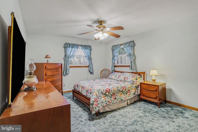 12 GREENBRIAR DR, York, PA 17407