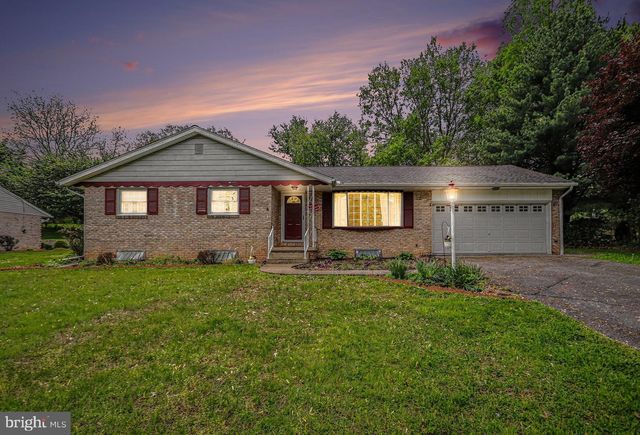 12 GREENBRIAR DR, York, PA 17407