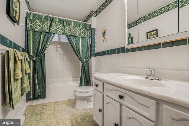 12 GREENBRIAR DR, York, PA 17407