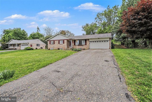 12 GREENBRIAR DR, York, PA 17407